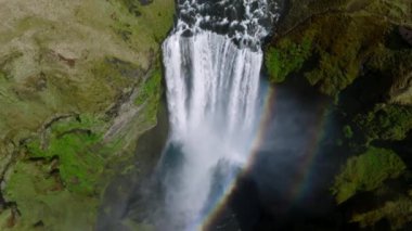 İzlanda 'daki güzel şelalenin hava manzarası