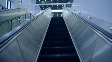 Singapur... 12 Eylül 2024 Erkekler ve kadınlar yürüyen merdivenlere boş ayna malzemesi ile biniyorlar.