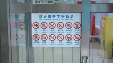 Hong Kong - 10 Eylül 2024 Metroya eşya sokmak yasaktır.