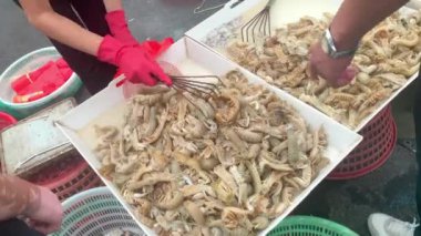 Pekin, Çin - 8 Eylül 2024 Pazar yaşamı, insanlar sebze, meyve, et, balık ve deniz ürünleri, sokak yaşamı Asya