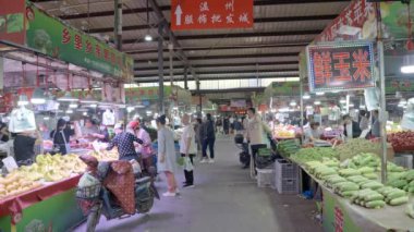 İnsanlar sebze pazarında sebze, meyve, et ve deniz ürünleri alıp satıyor, mutlu bir yaşam için alışveriş yapıyorlar ve yaşam ortamı güçlü. Gıda güvenliği.