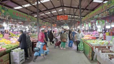 İnsanlar sebze pazarında sebze, meyve, et ve deniz ürünleri alıp satıyor, mutlu bir yaşam için alışveriş yapıyorlar ve yaşam ortamı güçlü. Gıda güvenliği.