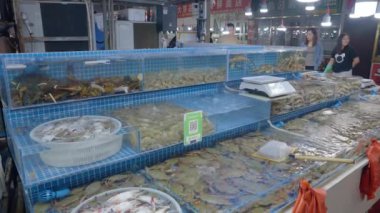 İnsanlar sebze pazarında sebze, meyve, et ve deniz ürünleri alıp satıyor, mutlu bir yaşam için alışveriş yapıyorlar ve yaşam ortamı güçlü. Gıda güvenliği.