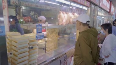 İnsanlar sebze pazarında sebze, meyve, et ve deniz ürünleri alıp satıyor, mutlu bir yaşam için alışveriş yapıyorlar ve yaşam ortamı güçlü. Gıda güvenliği.