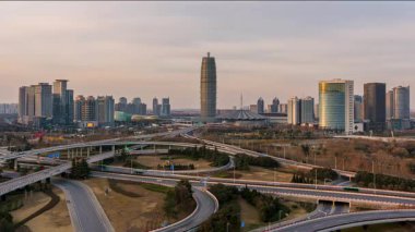 Zaman değişir, dört mevsim değişir yıl, bahar, yaz, sonbahar ve kış boyunca.