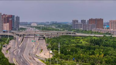 Zaman değişir, dört mevsim değişir yıl, bahar, yaz, sonbahar ve kış boyunca.