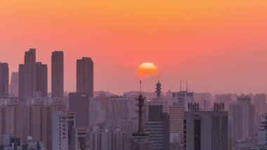 Güneş doğar ve batar ve zaman geçer.