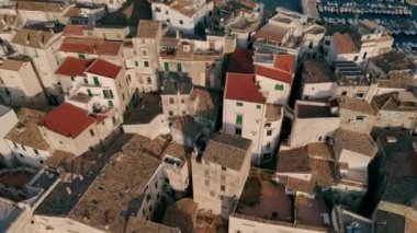 Gün batımında İtalya 'nın güzel Sperlonga kasabasının muhteşem hava manzarası.