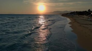 Gündüz vakti şemsiyeli harika bir plaj manzarası.