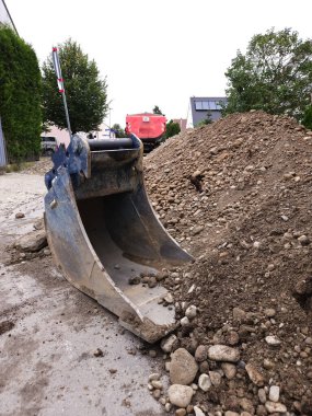 İnşaat alanı, yeni yollar, yol onarımı, kaldırım, inşaat makineleri kovası. Yüksek kalite fotoğraf