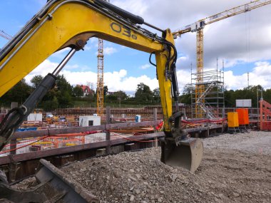 İnşaat arka planında inşaat vinci olan kazıcı kovası. Yüksek kalite fotoğraf