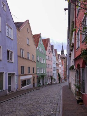 Almanya 'nın Bavyera' daki dikey caddesinde renkli evler, dağlık arazi, Landsberg. Yüksek kalite fotoğraf