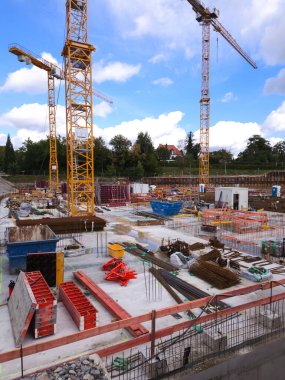 Vinçleri ve ekipmanları olan büyük bir inşaat alanı, inşaat makineleri. Yüksek kalite fotoğraf