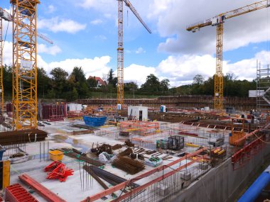 Vinçleri ve ekipmanları olan büyük bir inşaat alanı, inşaat makineleri. Yüksek kalite fotoğraf