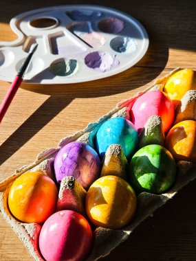 Carton 'da parlak boyalı Paskalya Yumurtaları, yakın plan, Paskalya tatili, bahar. Yüksek kalite fotoğraf