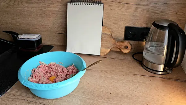 Yerden Et, Yumurta Hazırlığı, Mutfak Sahnesi. Yüksek kalite fotoğraf