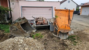 İnşaat alanı aşırı yükleme: yıkım, enkaz, dağınıklık. Yüksek kalite fotoğraf