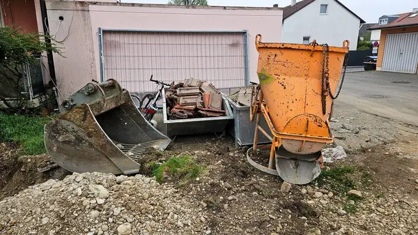 İnşaat alanı aşırı yükleme: yıkım, enkaz, dağınıklık. Yüksek kalite fotoğraf