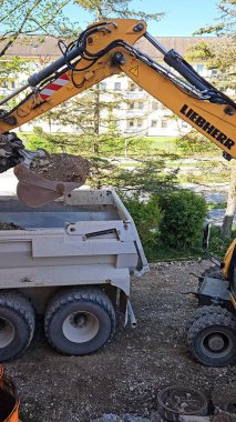 Kazıcı Çöp Kamyonu Yükleme: Toprak Taşıyıcı İnşaat Alanı. LieBERR. Yüksek kalite fotoğraf