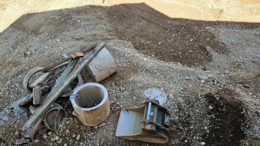 İnşaat Molozları: Beton döküntüler, Aletler ve Malzemeler. Yüksek kalite fotoğraf