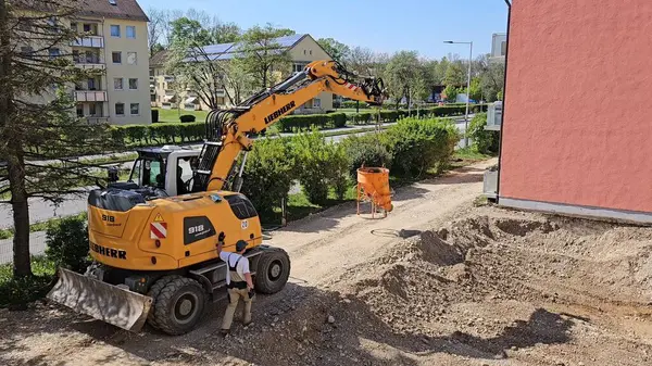 Şehir İnşaat: Kazıcı, İşçi, Çimento Karıştırıcı. LİEBHERR