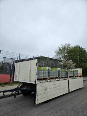 Karavan dolusu kaldırım: Hardscaping için beton bloklar. Yüksek kalite fotoğraf