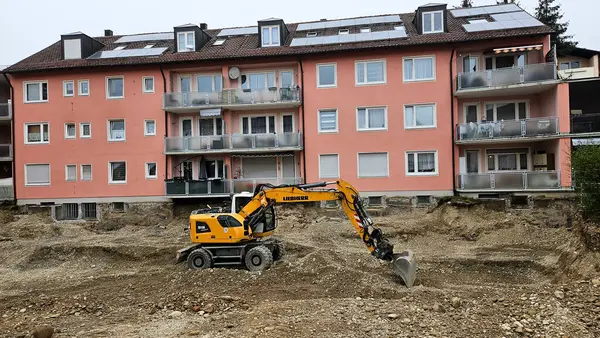 İnşaat Vakfı Kazısı, Sarı Kazıcı, Şehir İnşaatı. LieBERR. Yüksek kalite fotoğraf