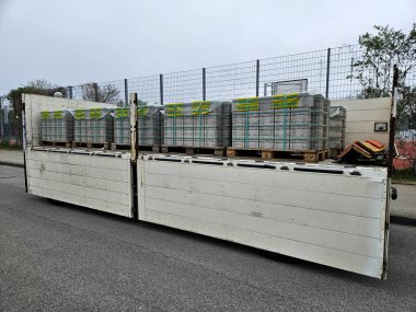 Karavan dolusu kaldırım: Hardscaping için beton bloklar. Yüksek kalite fotoğraf