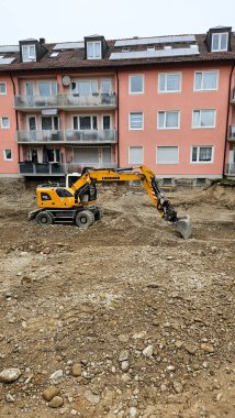 İnşaat Vakfı Kazısı, Sarı Kazıcı, Şehir İnşaatı. LieBERR. Yüksek kalite fotoğraf