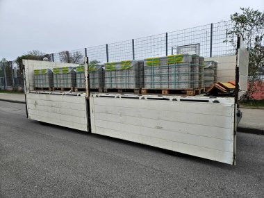 Karavan dolusu kaldırım: Hardscaping için beton bloklar. Yüksek kalite fotoğraf