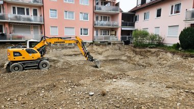 İnşaat Vakfı Kazısı, Sarı Kazıcı, Şehir İnşaatı. LieBERR. Yüksek kalite fotoğraf