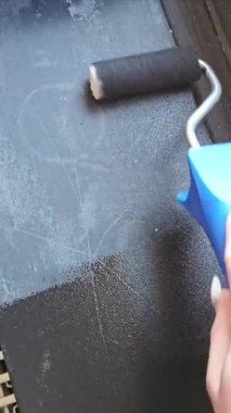 Pencere pervazını siyaha boyamak, Pürüzsüz Rolling Action, Pencere pervazını siyaha boyayan kız, kadın eli. Yüksek kalite 4k görüntü