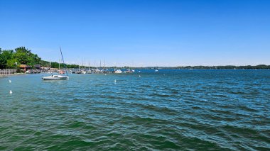 Sakin bir gölde yelken açan tekneler. Yaz tatilleri, dinlenme ve seyahat. Manzaralı. Yüksek kalite fotoğraf