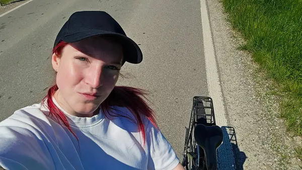 Bisiklet süren, selfie çeken bir kadın. Yüksek kalite fotoğraf