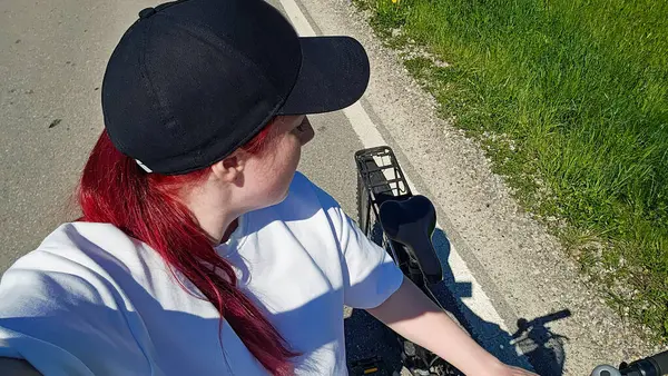 Bisiklet süren, selfie çeken bir kadın. Yüksek kalite fotoğraf