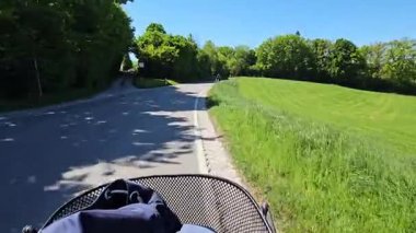 Kırsalda asfalt yolda yapayalnız. Yaz yolu ve tarlalar arasında seyahat. Yüksek kalite 4k görüntü