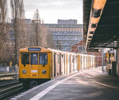 U-Bahn, Almanya 'nın başkenti Berlin' deki Warschauer Caddesi 'ne yanaştı..