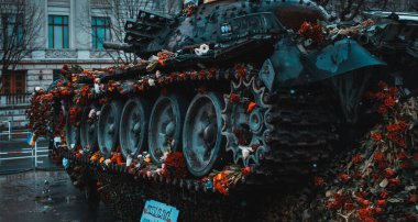 Ağustos 2023 'te Ukraynalı aktivistler tarafından Berlin, Almanya' daki Rus büyükelçiliğinin önüne park edilmiş imha edilmiş bir Rus tankı..