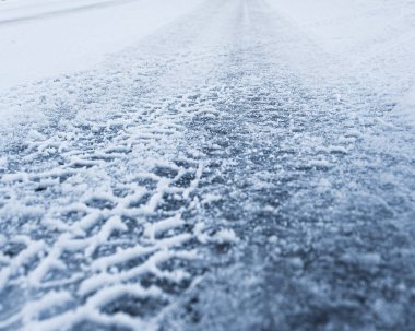 Tromso, Norveç 'te yol boyunca kar ve buzda lastik izleri var. Parçaların dokusuna yaklaş.