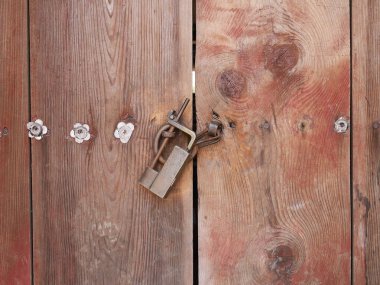 Eski paslı kilit vintage kırsal ahşap kapı