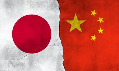 Çatlak bir yüzeyde Çin ve Japonya bayrağı. 3d illüstrasyon.