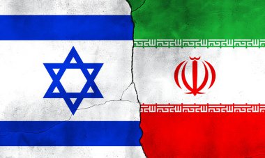 Tuğla duvarda İran ve İran bayrakları