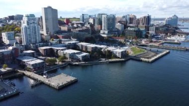 Kanada 'nın Nova Scotia, Halifax limanındaki liman ve binaları gösteren sinematik insansız hava aracı görüntüleri. Yüksek kalite 4k görüntü