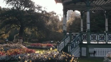 Halifax Halk Bahçeleri. Parkta güneşli bir sabah, hafif yağmur, çiçekli güzel yeşil bir park ve turist çardağı, yavaş çekim. Bölüm 2. Yüksek kalite 4k görüntü