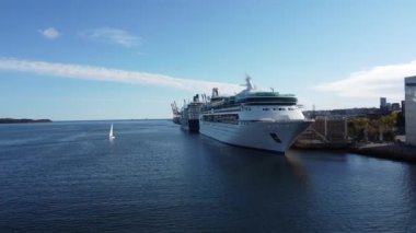 Atlantik Okyanusu limanındaki Halifax, Kanada limanına demirlemiş bir yolcu gemisinin insansız hava aracı görüntüsü. Ekim. 2024. Yüksek kalite 4k görüntü