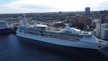 Halifax, Nova Scotia, Kanada limanına yanaşan büyük bir yolcu gemisinin sinematik görüntüsü. Atlantik Okyanusu limanında limana demirlemiş bir yolcu gemisinin insansız hava aracı görüntüsü. - 10. Ağustos. 2024. Yüksek