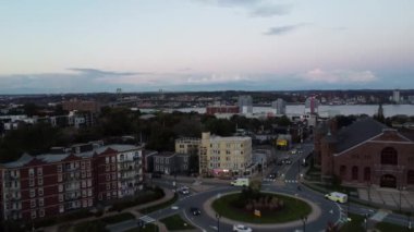 Amerika ve Kanada 'da küçük bir kasabanın hava fotoğrafçılığı, akşam fotoğrafları. Halifax, Nova Scotia. Döner kavşak, alçak binalar. Boğazın manzarası, sanayi bölgesi. Yüksek kalite 4k görüntü