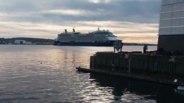 Dev bir yolcu gemisi yolculuğuna şafak vakti Halifax, Nova Scotia 'da başlıyor..
