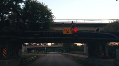Elektrik kablolarından sarkan spor ayakkabıları. Kırmızı uyarı trafik ışığı. Sıcak bir yaz akşamı. - Evet. Yüksek kalite 4k görüntü