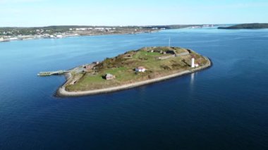 Kanada 'nın Halifax Körfezi' ndeki tarihi bir deniz fenerinin insansız hava aracı görüntüleri. Georges Adası Deniz Feneri, Halifax, Nova Scotia 'daki Georges Adası Yolu' nda. Yüksek kalite 4K ile yakalandı.